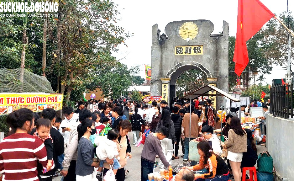 Phiên chợ 'đặc biệt' sáng mùng 2 Tết: Không mặc cả, mua may mắn, bình an- Ảnh 2.