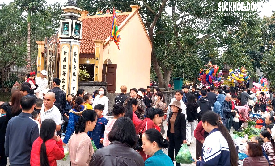 Phiên chợ 'đặc biệt' sáng mùng 2 Tết: Không mặc cả, mua may mắn, bình an- Ảnh 3.