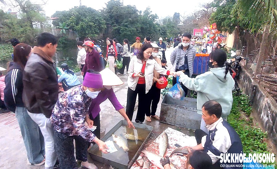 Phiên chợ 'đặc biệt' sáng mùng 2 Tết: Không mặc cả, mua may mắn, bình an- Ảnh 4.