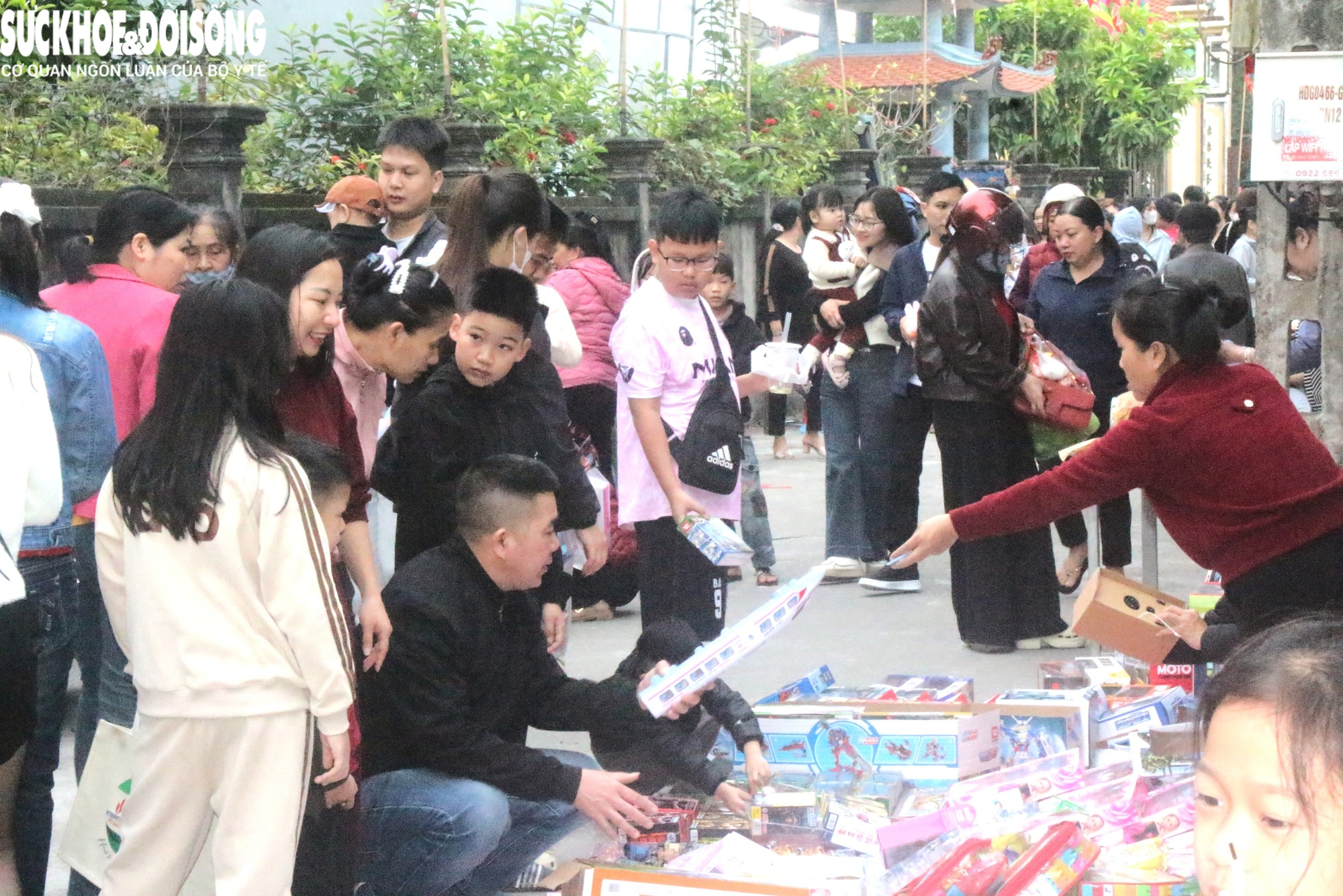 Phiên chợ 'đặc biệt' sáng mùng 2 Tết: Không mặc cả, mua may mắn, bình an- Ảnh 5.