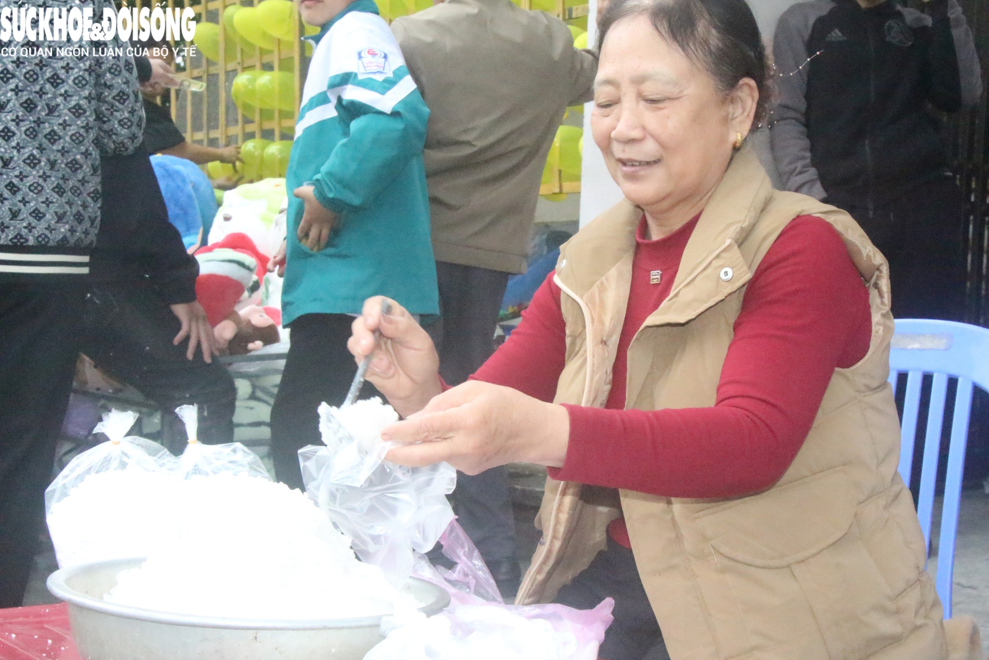 Phiên chợ 'đặc biệt' sáng mùng 2 Tết: Không mặc cả, mua may mắn, bình an- Ảnh 9.