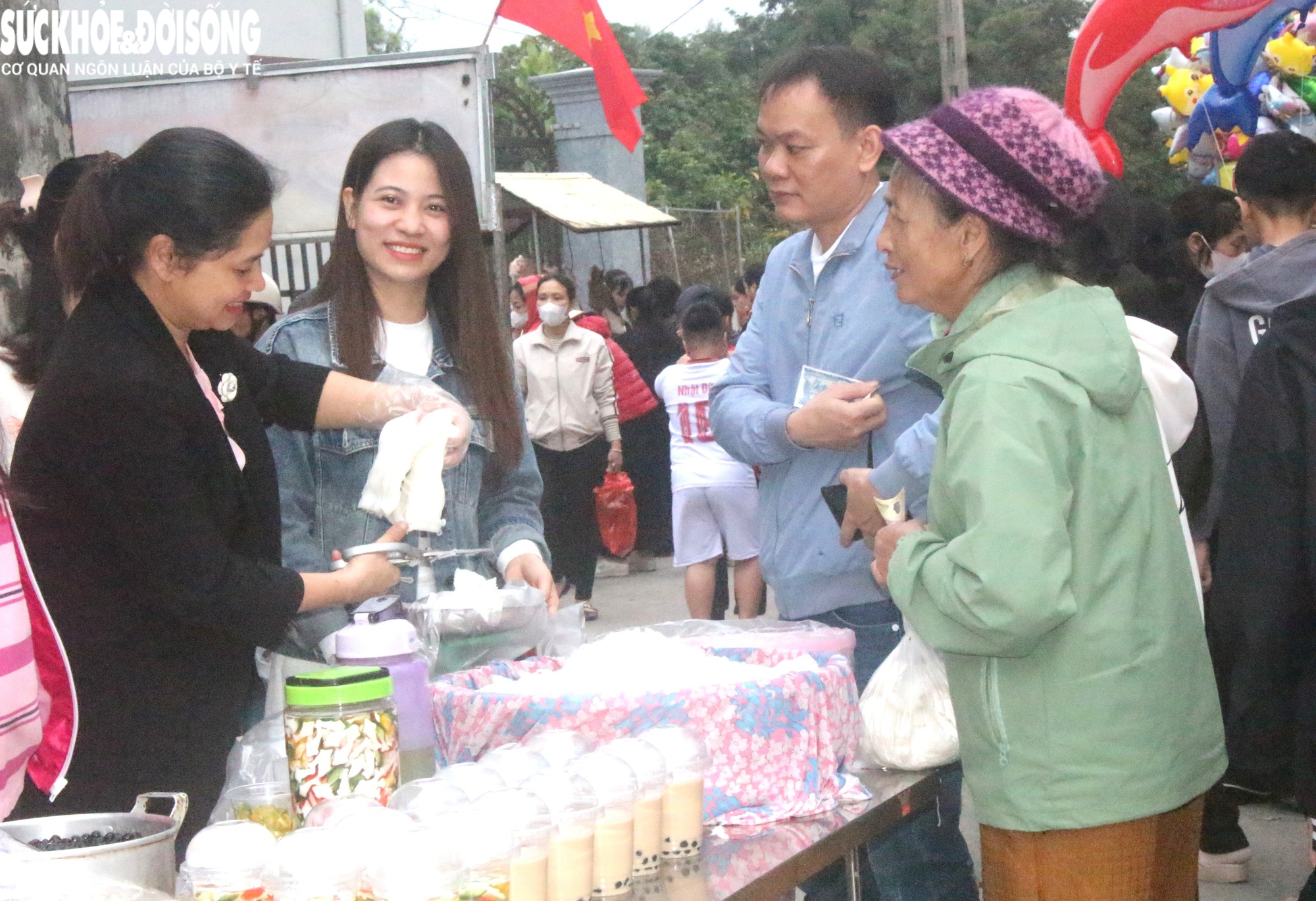 Phiên chợ 'đặc biệt' sáng mùng 2 Tết: Không mặc cả, mua may mắn, bình an- Ảnh 10.