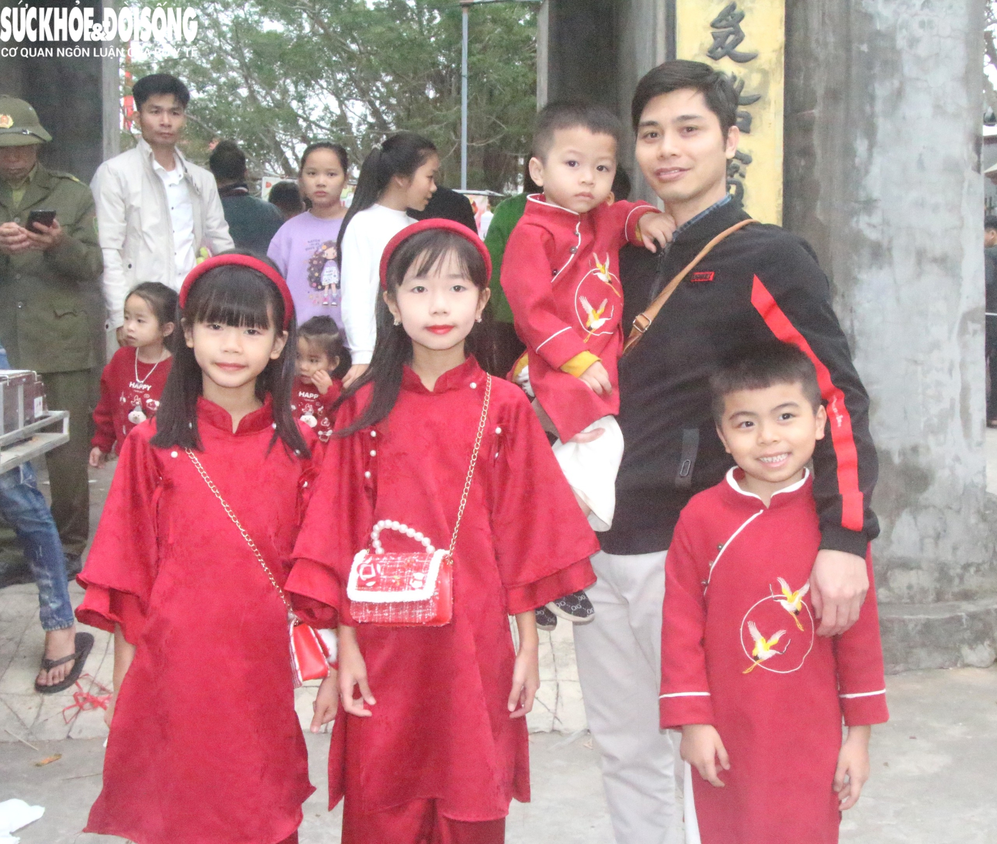 Phiên chợ 'đặc biệt' sáng mùng 2 Tết: Không mặc cả, mua may mắn, bình an- Ảnh 13.