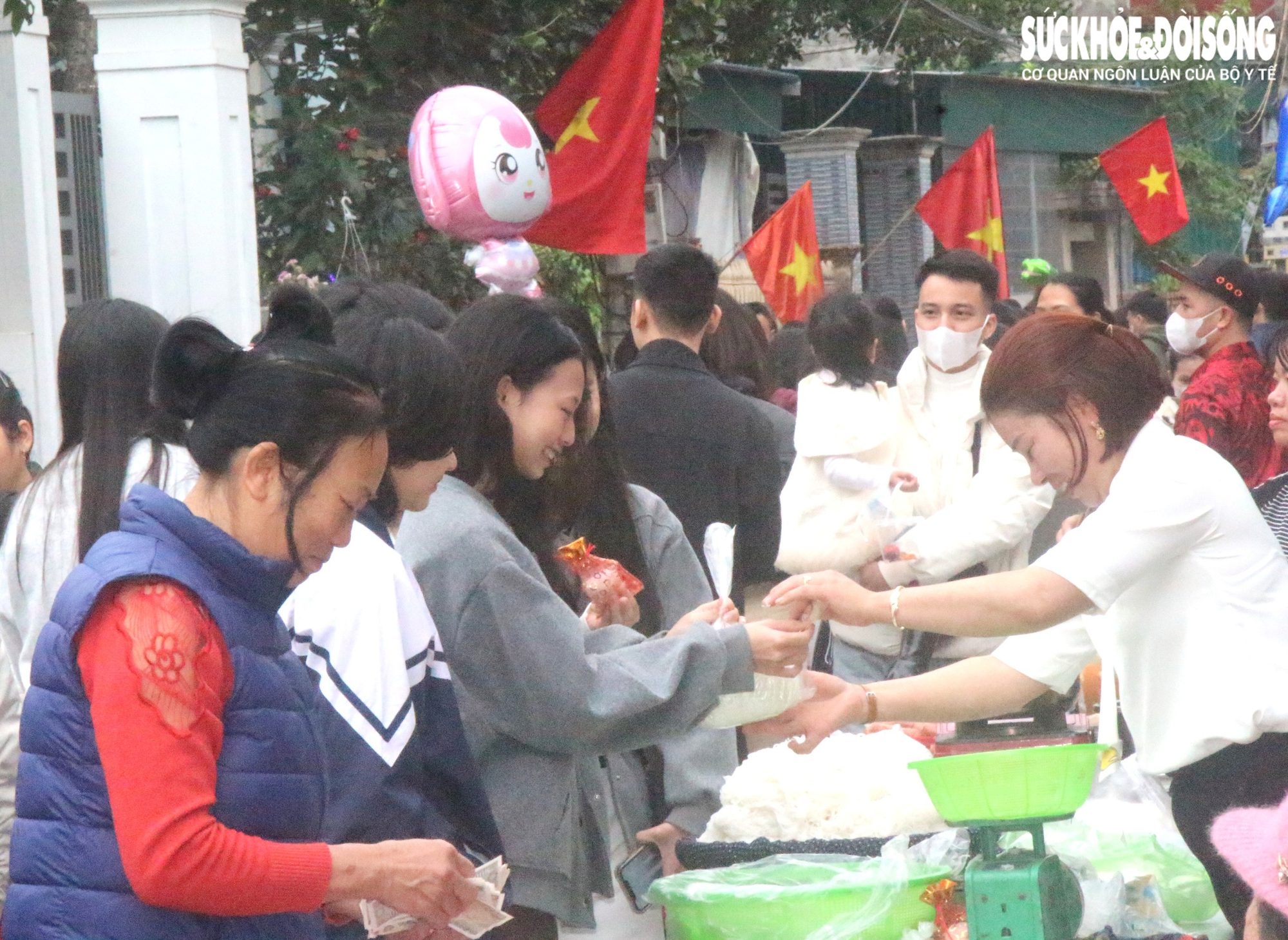 Phiên chợ 'đặc biệt' sáng mùng 2 Tết: Không mặc cả, mua may mắn, bình an- Ảnh 19.