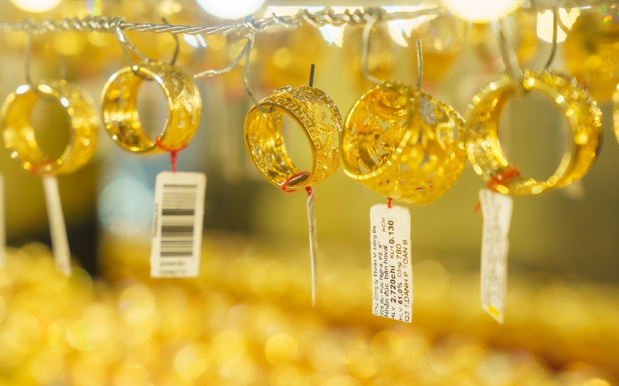 Chốt giá vàng hôm nay ngày 19/2 đảo chiều tăng rất mạnh- Ảnh 2. Chốt giá vàng hôm nay ngày 18/2 chưa ngừng giảm cực mạnh