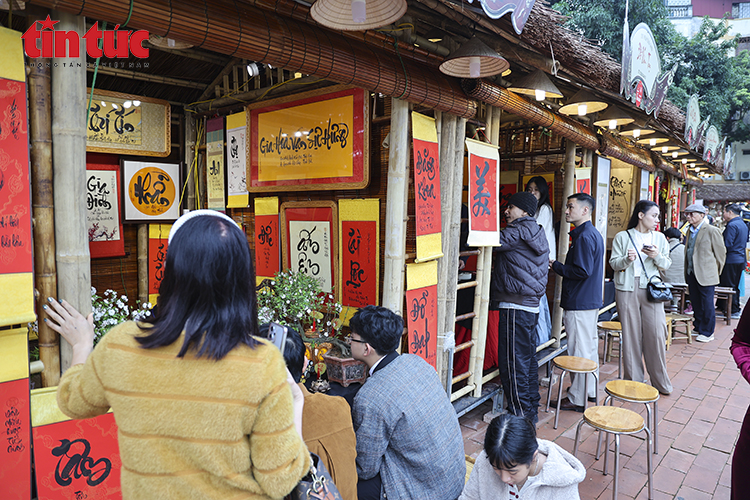 Mùng 2 Tết, nhộn nhịp xin chữ cầu may tại Văn Miếu – Quốc Tử Giám- Ảnh 1.