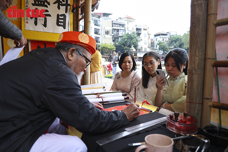 Mùng 2 Tết, nhộn nhịp xin chữ cầu may tại Văn Miếu – Quốc Tử Giám- Ảnh 6.