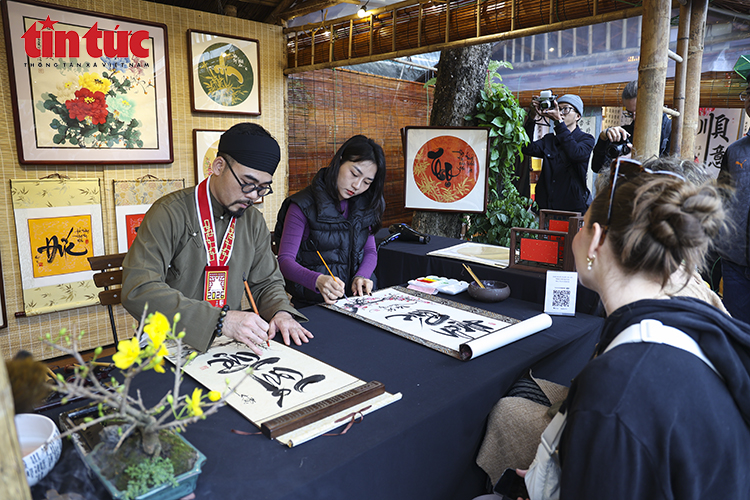 Mùng 2 Tết, nhộn nhịp xin chữ cầu may tại Văn Miếu – Quốc Tử Giám- Ảnh 4.