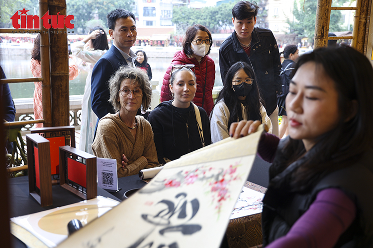 Mùng 2 Tết, nhộn nhịp xin chữ cầu may tại Văn Miếu – Quốc Tử Giám- Ảnh 5.