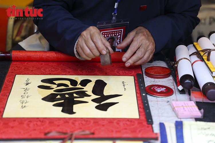 Mùng 2 Tết, nhộn nhịp xin chữ cầu may tại Văn Miếu – Quốc Tử Giám- Ảnh 3.