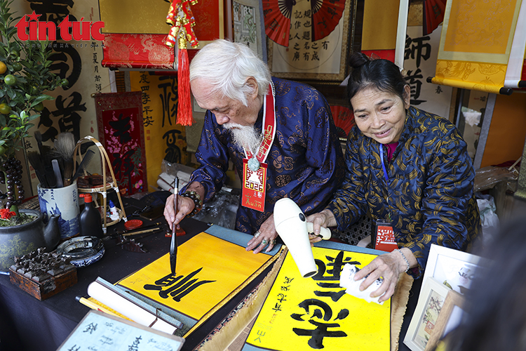 Mùng 2 Tết, nhộn nhịp xin chữ cầu may tại Văn Miếu – Quốc Tử Giám- Ảnh 10.