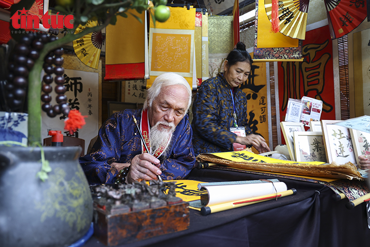 Mùng 2 Tết, nhộn nhịp xin chữ cầu may tại Văn Miếu – Quốc Tử Giám- Ảnh 2.