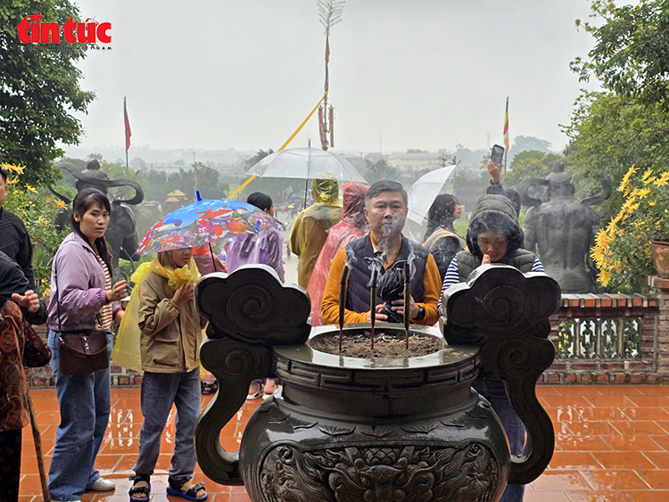 Khách thập phương đội mưa xuân vãn cảnh chùa Địa Tạng Phi Lai- Ảnh 8.