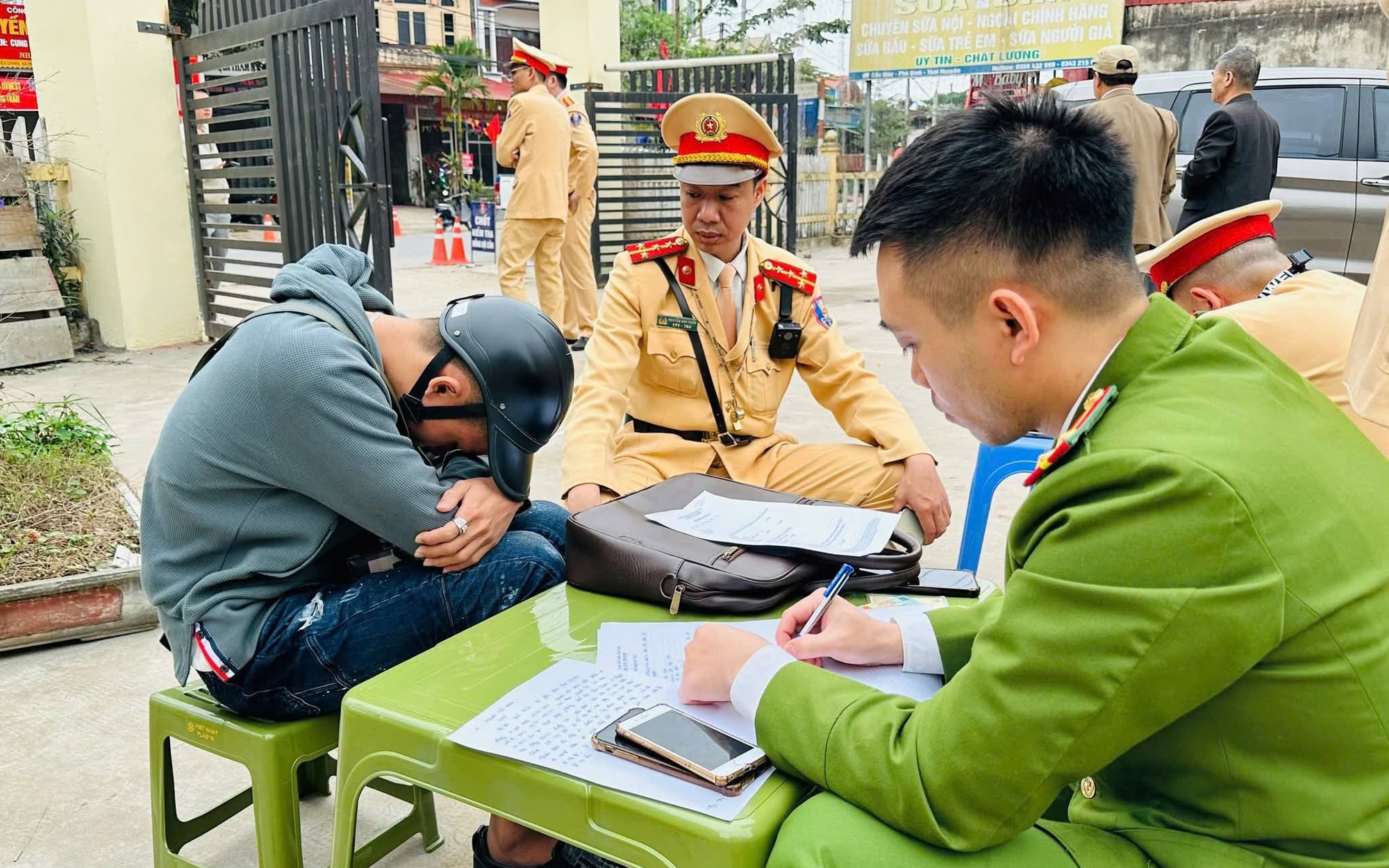 Tài xế cho trẻ nhỏ ngồi trước vô lăng khi lái ô tô ở Hà Nội bị xử phạt- Ảnh 1.