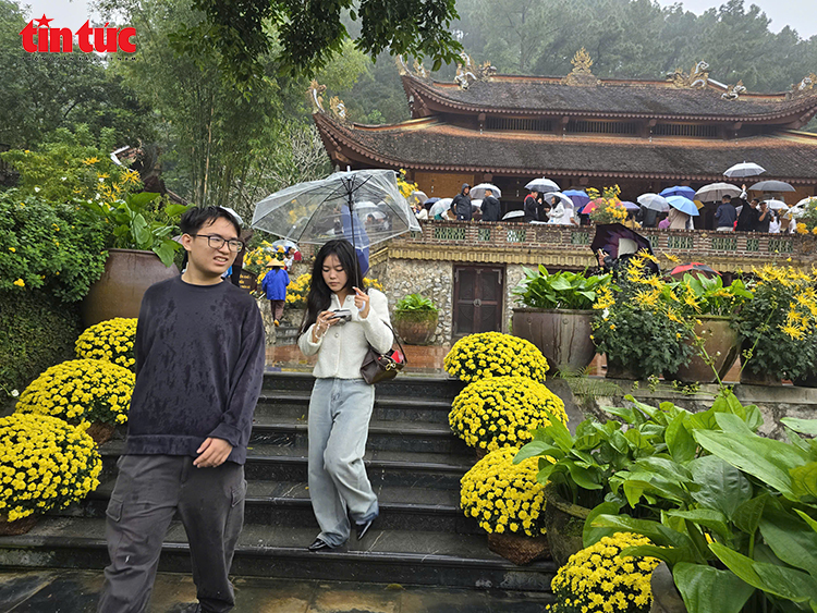 Khách thập phương đội mưa xuân vãn cảnh chùa Địa Tạng Phi Lai- Ảnh 9.