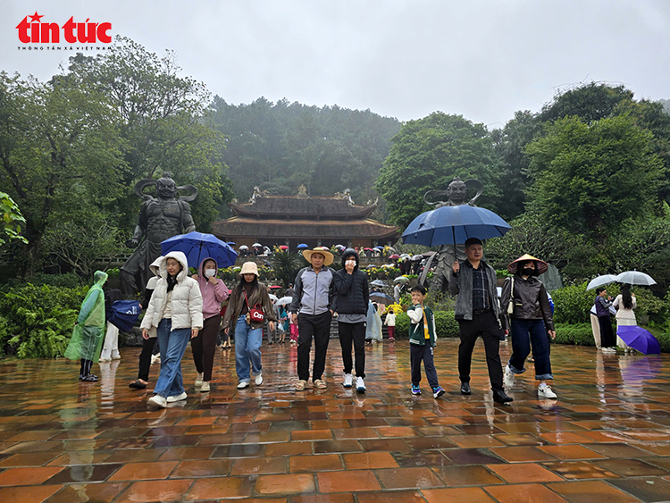 Khách thập phương đội mưa xuân vãn cảnh chùa Địa Tạng Phi Lai- Ảnh 10.