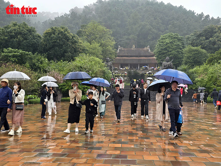 Khách thập phương đội mưa xuân vãn cảnh chùa Địa Tạng Phi Lai- Ảnh 2.