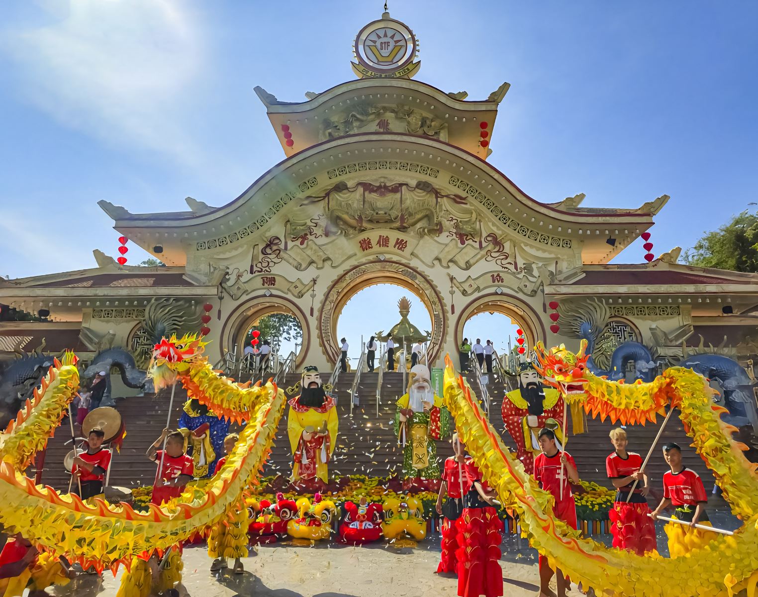 TP Hồ Chí Minh: Người dân, du khách rộn ràng du Xuân trong ngày mùng 3 Tết- Ảnh 1.