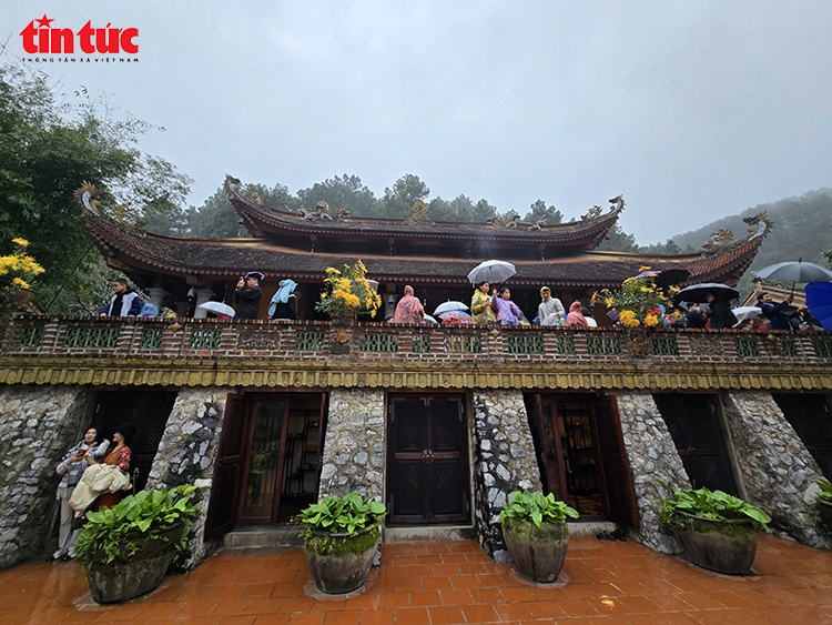 Khách thập phương đội mưa xuân vãn cảnh chùa Địa Tạng Phi Lai- Ảnh 5.