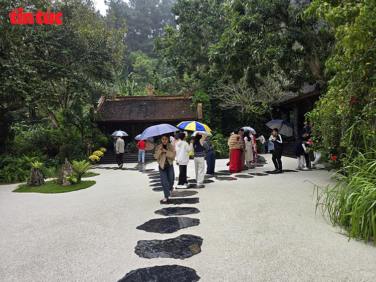 Khách thập phương đội mưa xuân vãn cảnh chùa Địa Tạng Phi Lai- Ảnh 6.