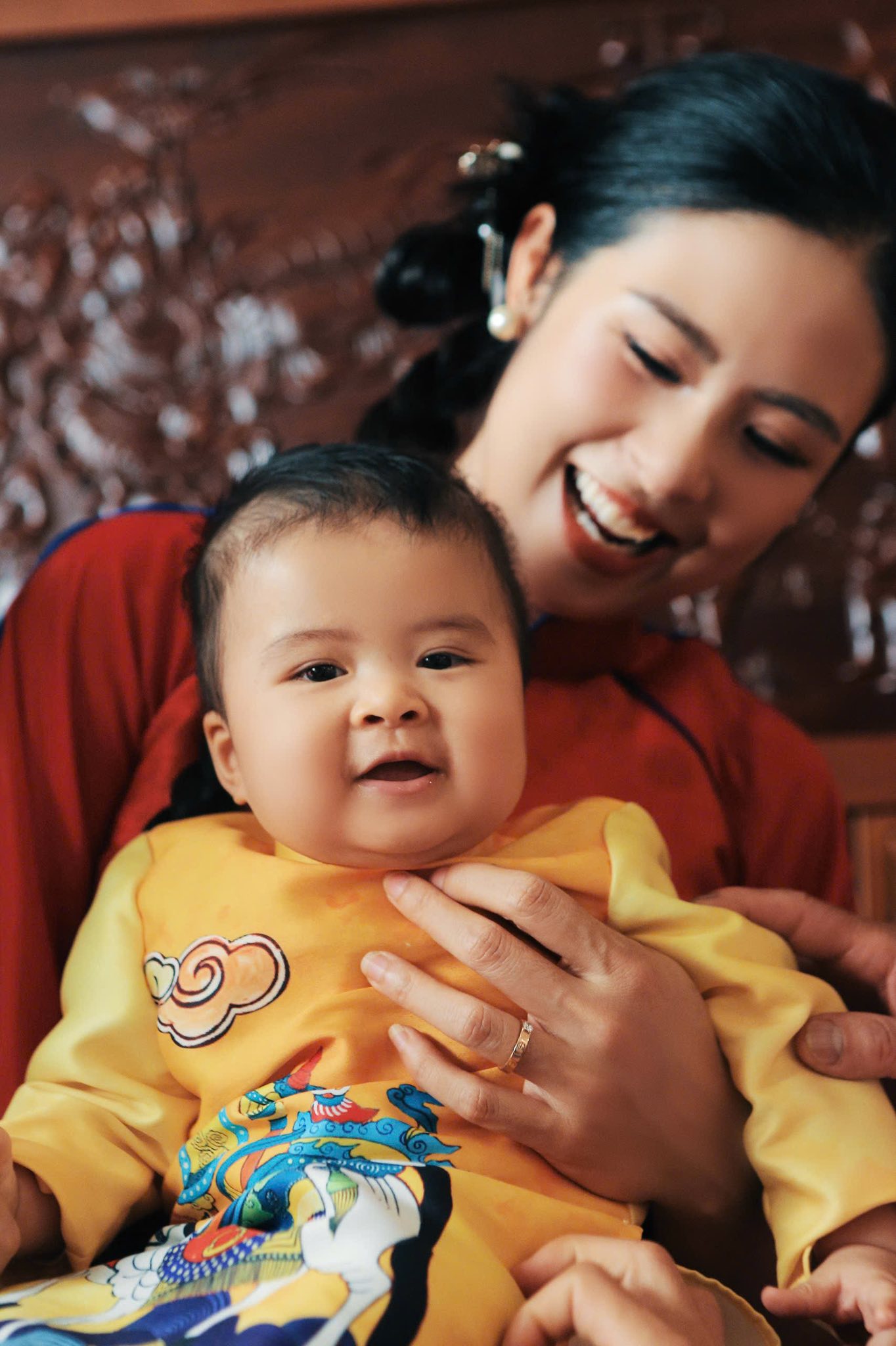 Khoảnh khắc Tết đầu tiên của quý tử 6 tháng tuổi nhà Ngọc Hân- Ảnh 3. Khoảnh khắc Tết đầu tiên của quý tử 6 tháng tuổi nhà Ngọc Hân- Ảnh 3.