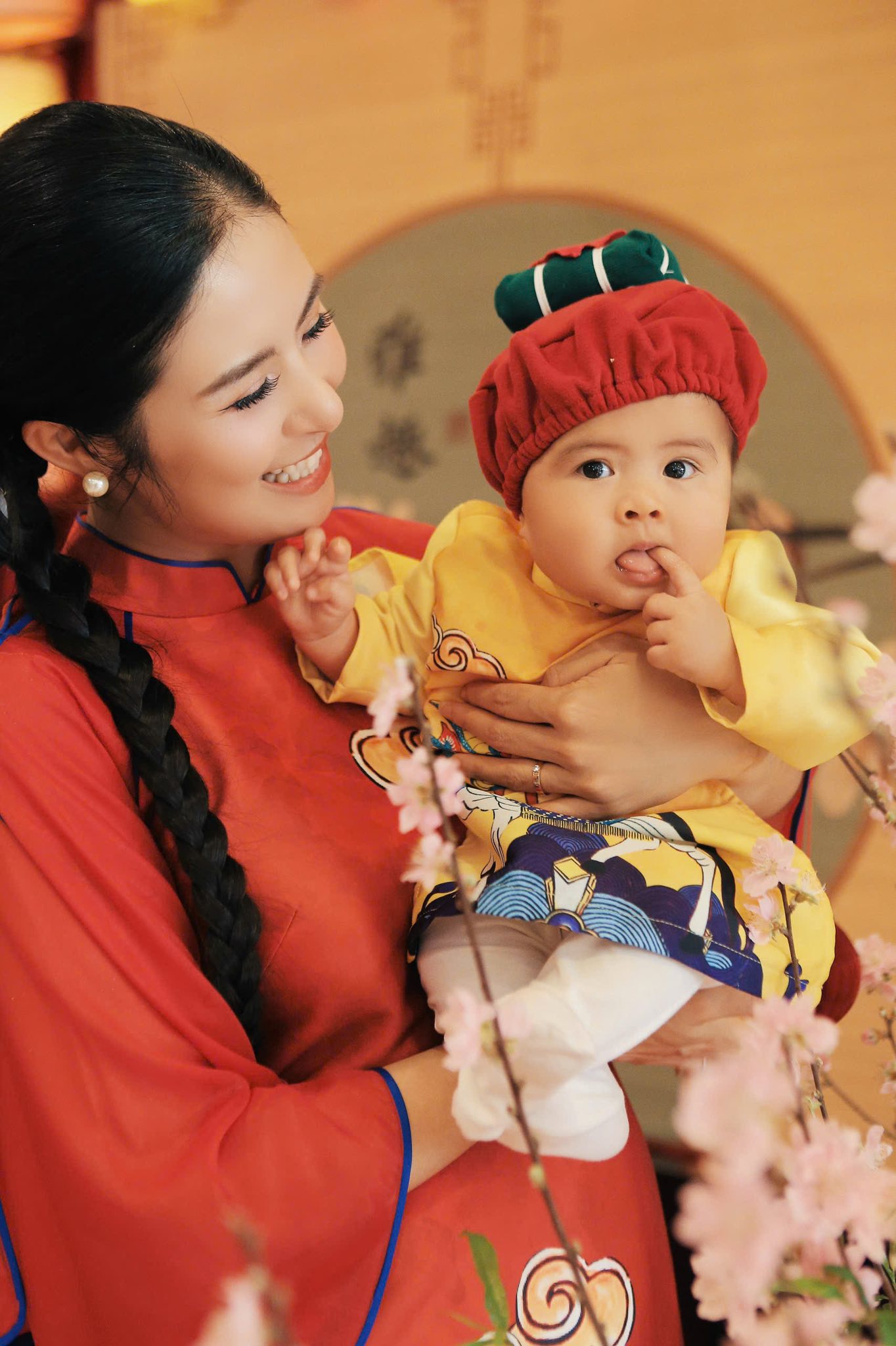 Khoảnh khắc Tết đầu tiên của quý tử 6 tháng tuổi nhà Ngọc Hân- Ảnh 5. Khoảnh khắc Tết đầu tiên của quý tử 6 tháng tuổi nhà Ngọc Hân- Ảnh 5.