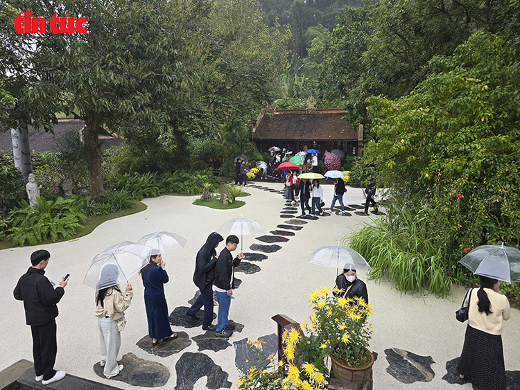 Khách thập phương đội mưa xuân vãn cảnh chùa Địa Tạng Phi Lai- Ảnh 7.