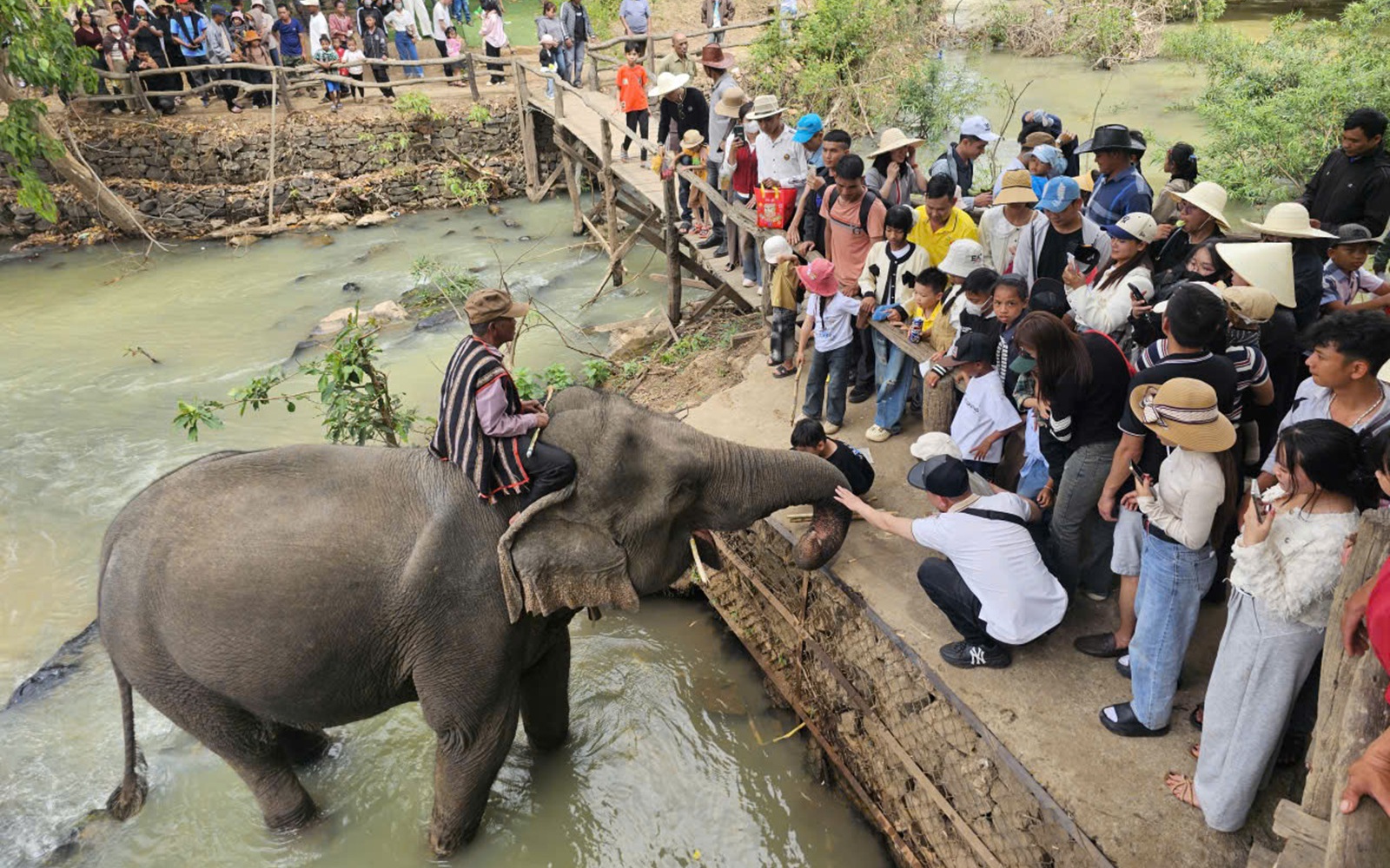 Du khách hào hứng trải nghiệm dạo sông Sài Gòn, nghe cồng chiêng Tây Nguyên dịp Tết - Ảnh 10.