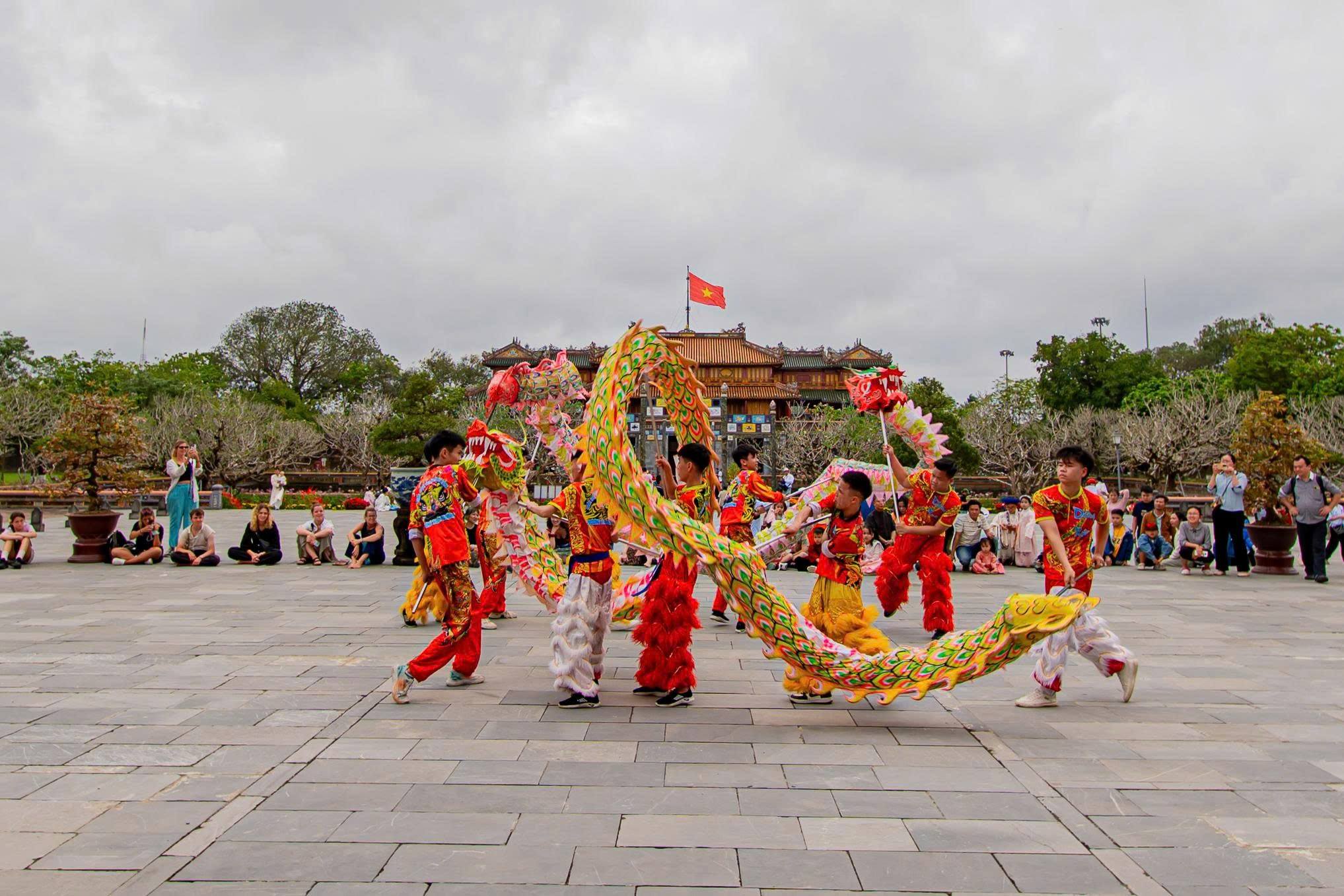 Di sản Huế 'khoác áo xuân' lộng lẫy, du khách quốc tế nườm nượp đổ về- Ảnh 7. Di sản Huế 'khoác áo xuân' lộng lẫy, du khách quốc tế nườm nượp đổ về- Ảnh 7.