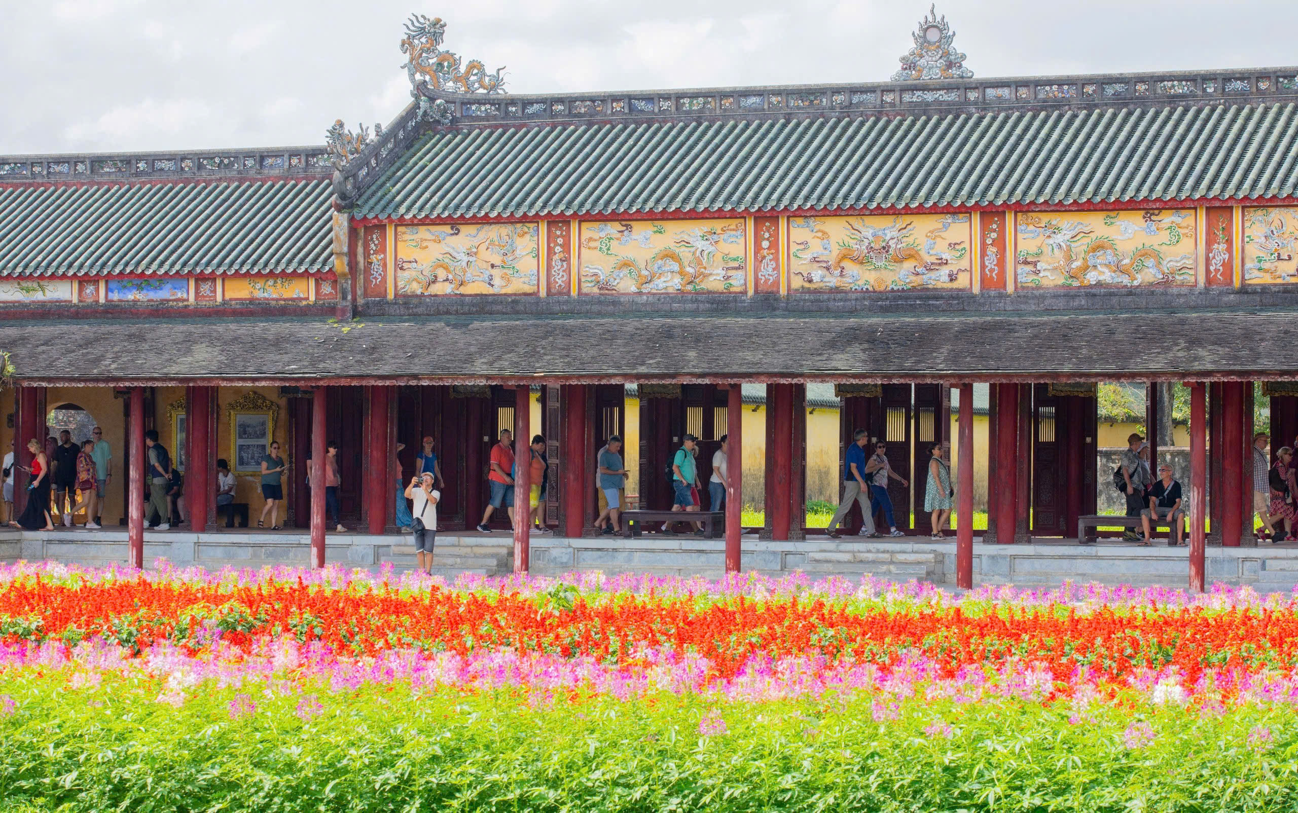 Di sản Huế 'khoác áo xuân' lộng lẫy, du khách quốc tế nườm nượp đổ về- Ảnh 4. Di sản Huế 'khoác áo xuân' lộng lẫy, du khách quốc tế nườm nượp đổ về- Ảnh 4.