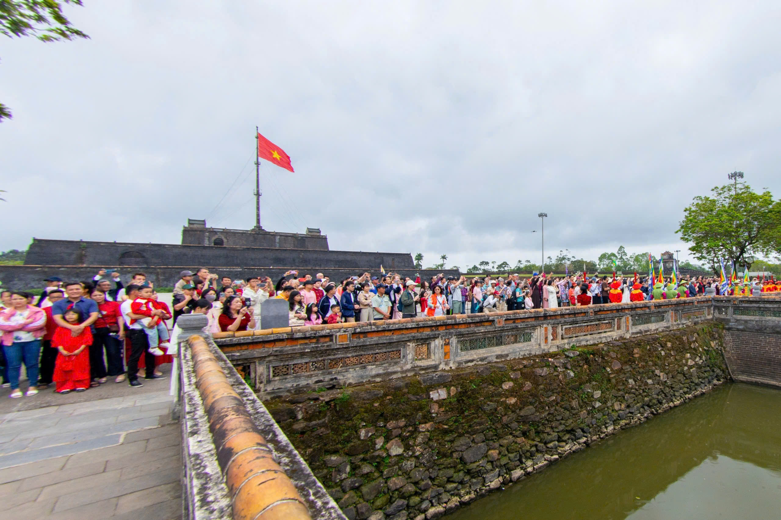 Di sản Huế 'khoác áo xuân' lộng lẫy, du khách quốc tế nườm nượp đổ về- Ảnh 8. Di sản Huế 'khoác áo xuân' lộng lẫy, du khách quốc tế nườm nượp đổ về- Ảnh 8.