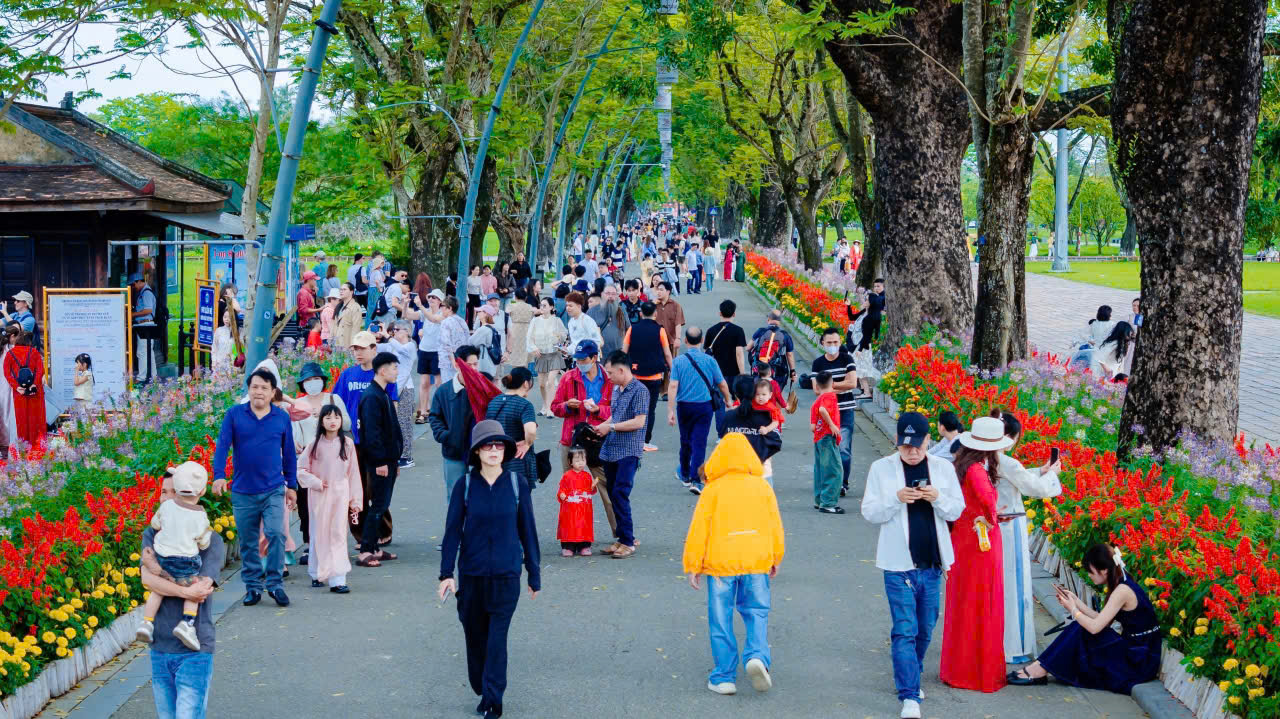 Di sản Huế 'khoác áo xuân' lộng lẫy, du khách quốc tế nườm nượp đổ về- Ảnh 2. Di sản Huế 'khoác áo xuân' lộng lẫy, du khách quốc tế nườm nượp đổ về- Ảnh 2.