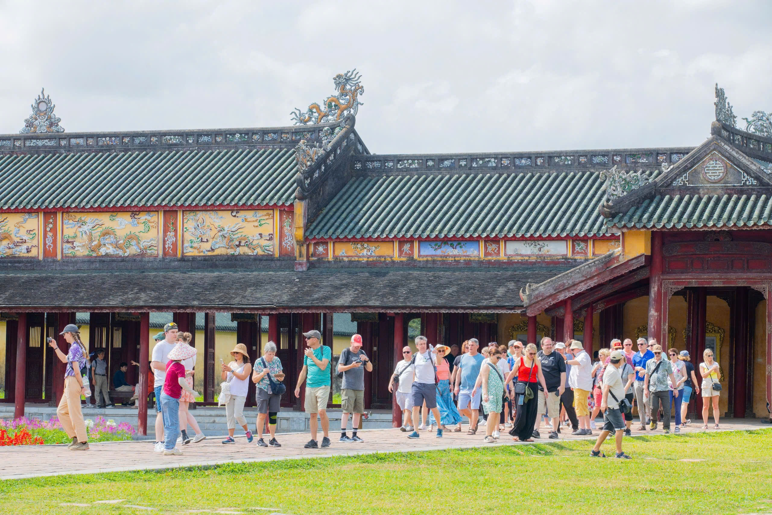 Di sản Huế 'khoác áo xuân' lộng lẫy, du khách quốc tế nườm nượp đổ về- Ảnh 3. Di sản Huế 'khoác áo xuân' lộng lẫy, du khách quốc tế nườm nượp đổ về- Ảnh 3.