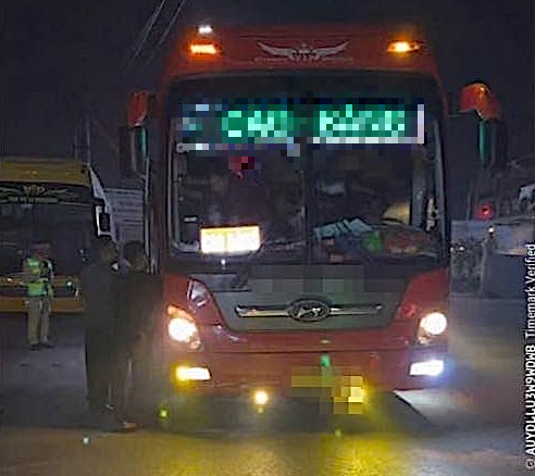 'Nhồi' 109 khách trên xe 45 chỗ, chủ và tài xế bị phạt 225 triệu đồng- Ảnh 2. 'Nhồi' 109 khách trên xe 45 chỗ, chủ và tài xế bị phạt 225 triệu đồng- Ảnh 2.