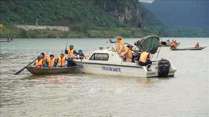 Hỗ trợ thân nhân nạn nhân vụ lật thuyền trên sông Gianh- Ảnh 1.