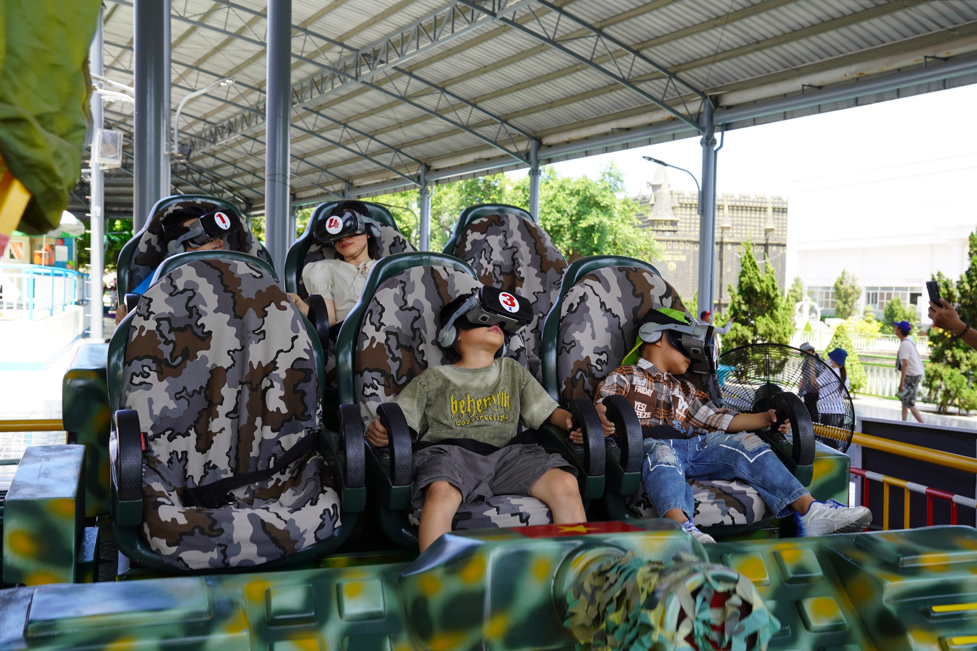 TP Hồ Chí Minh: Người dân, du khách rộn ràng du Xuân trong ngày mùng 3 Tết- Ảnh 2.