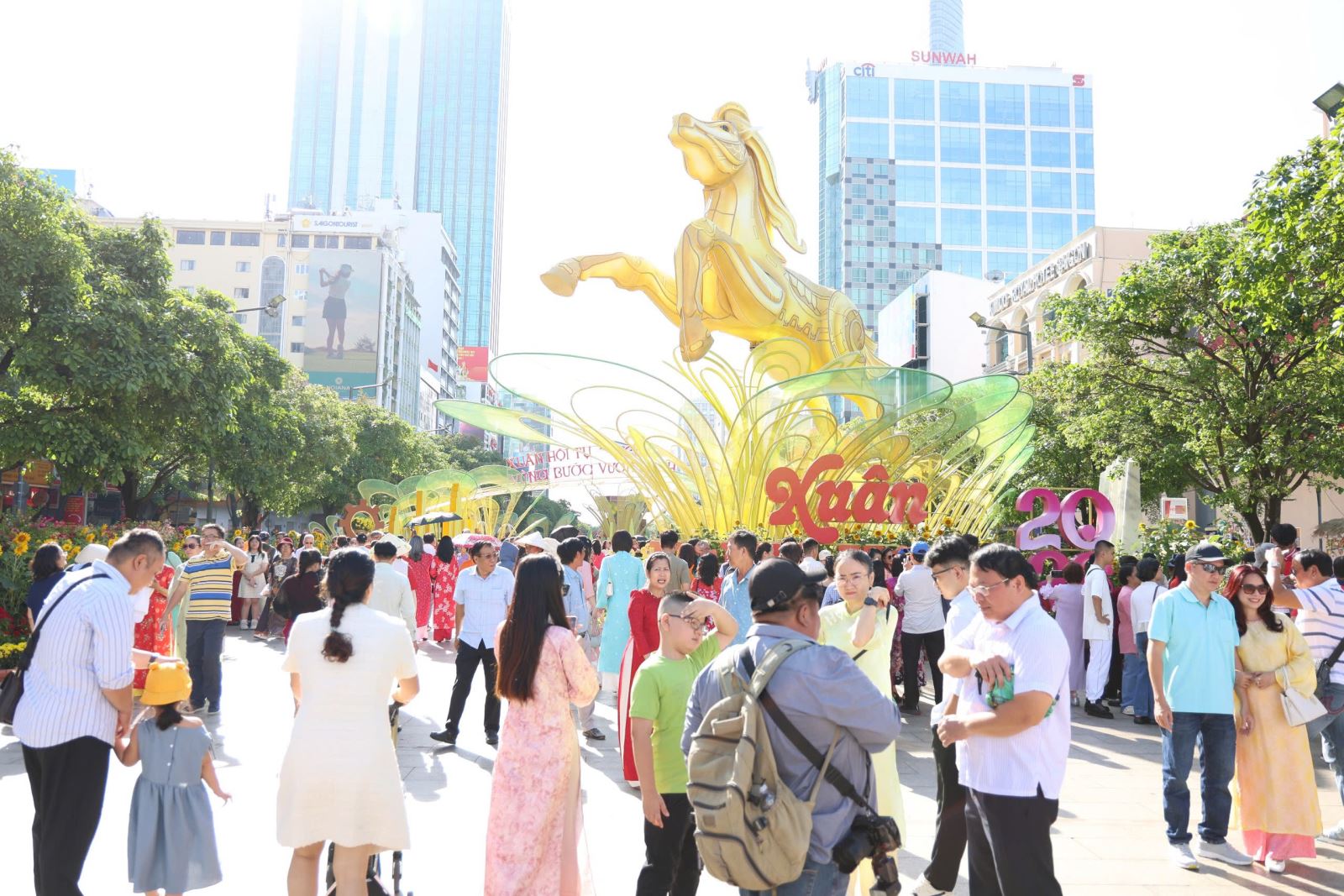TP Hồ Chí Minh: Người dân, du khách rộn ràng du Xuân trong ngày mùng 3 Tết- Ảnh 6.