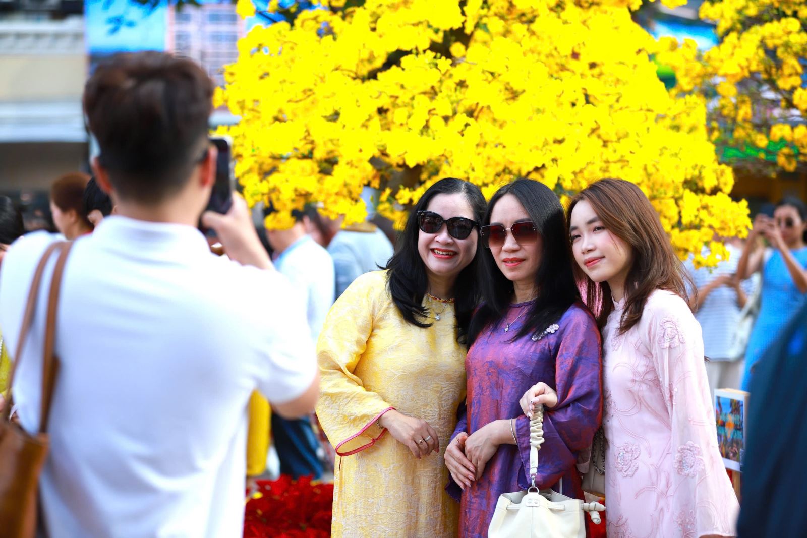 TP Hồ Chí Minh: Người dân, du khách rộn ràng du Xuân trong ngày mùng 3 Tết- Ảnh 7.