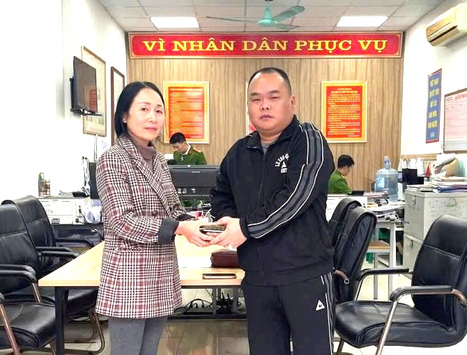 Nhặt được 2 cây vàng cùng nhiều tài sản, người đàn ông Hải Phòng vội trình báo công an- Ảnh 1.