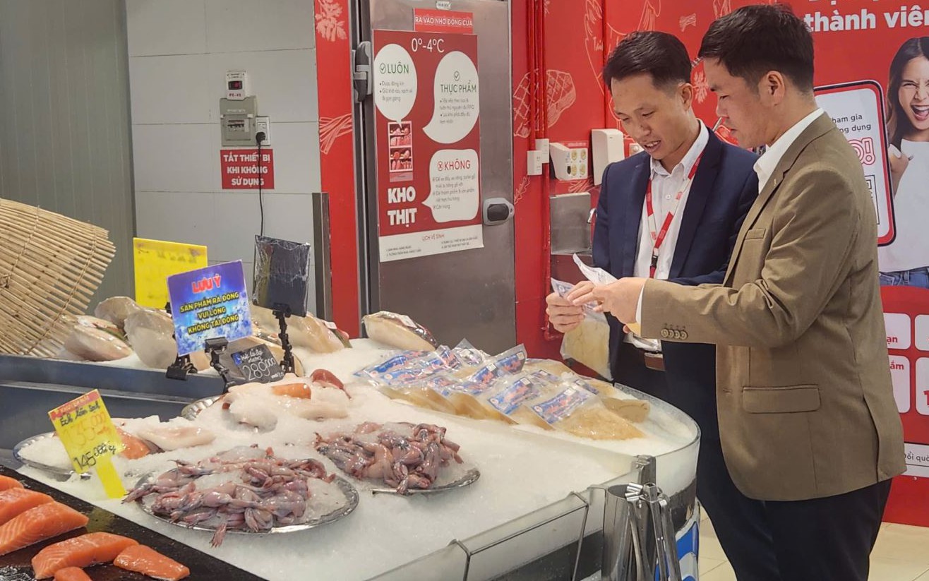 Phát hiện 1.500 chiếc xúc xích nhập lậu đựng trong bao tải dứa- Ảnh 3.