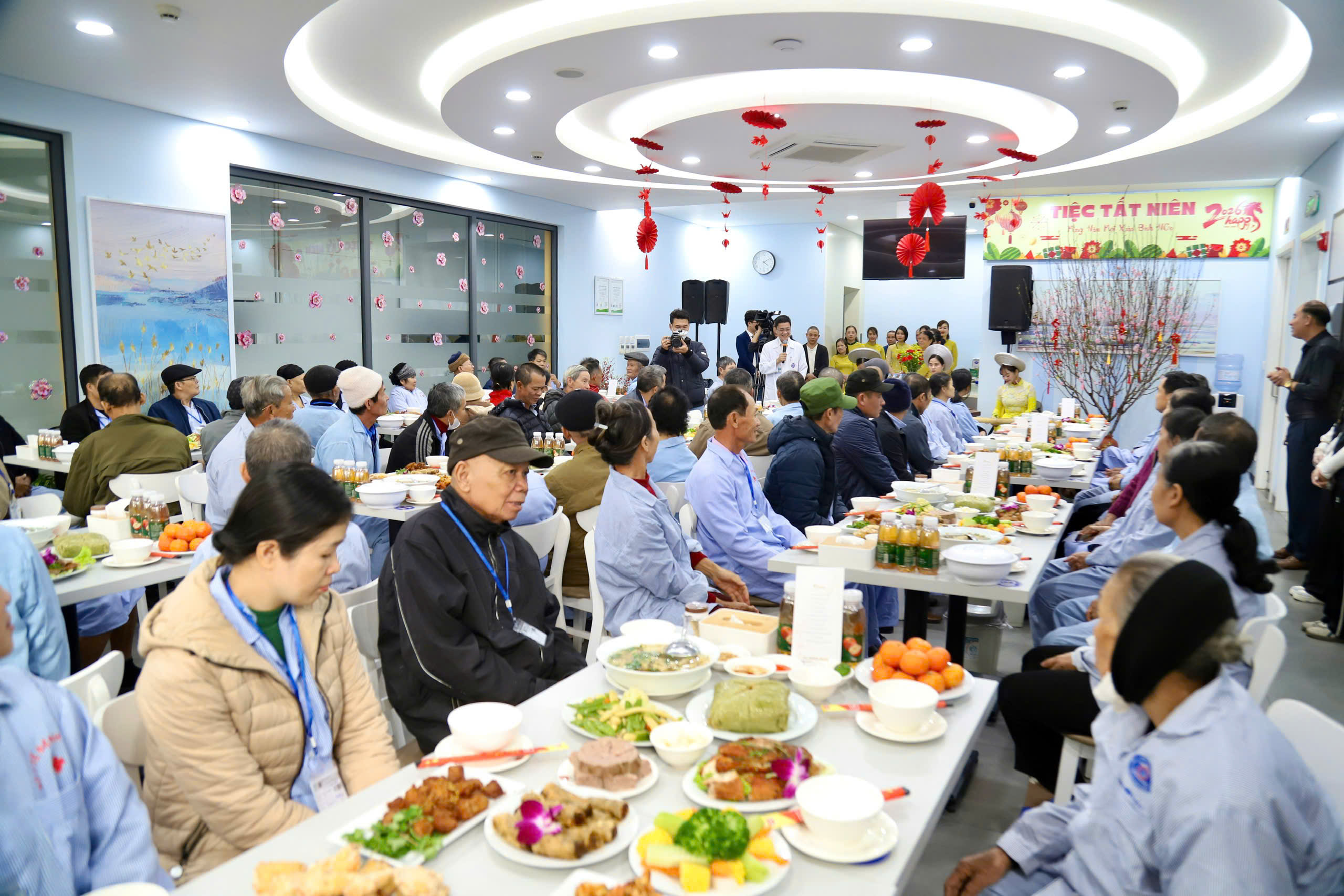 Ấm lòng bữa cơm trao yêu thương tới bệnh nhân ung thư nhân ngày sát Tết- Ảnh 2. Ấm lòng bữa cơm trao yêu thương tới bệnh nhân ung thư nhân ngày sát Tết- Ảnh 2.