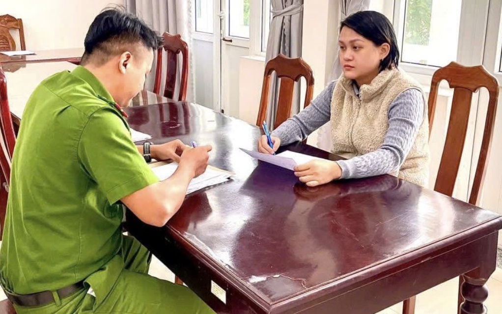 Gặp tê tê quý hiếm khi đi thả cua- Ảnh 2. Chuyển nhầm 450 triệu đồng, người phụ nữ được công an hỗ trợ lấy lại tiền