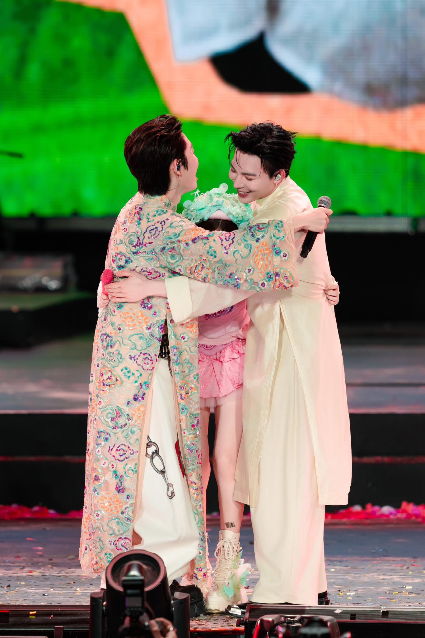 'Đại gia' quen mặt hỗ trợ Hòa Minzy trong concert 'Bắc Bling'- Ảnh 1.