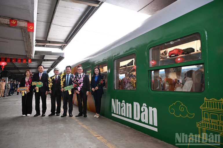 Báo Nhân Dân ra mắt 'Chuyến tàu hạnh phúc': Hành trình nhân văn chào Xuân mới- Ảnh 5.
