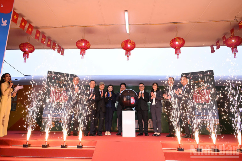 Báo Nhân Dân ra mắt 'Chuyến tàu hạnh phúc': Hành trình nhân văn chào Xuân mới- Ảnh 3.