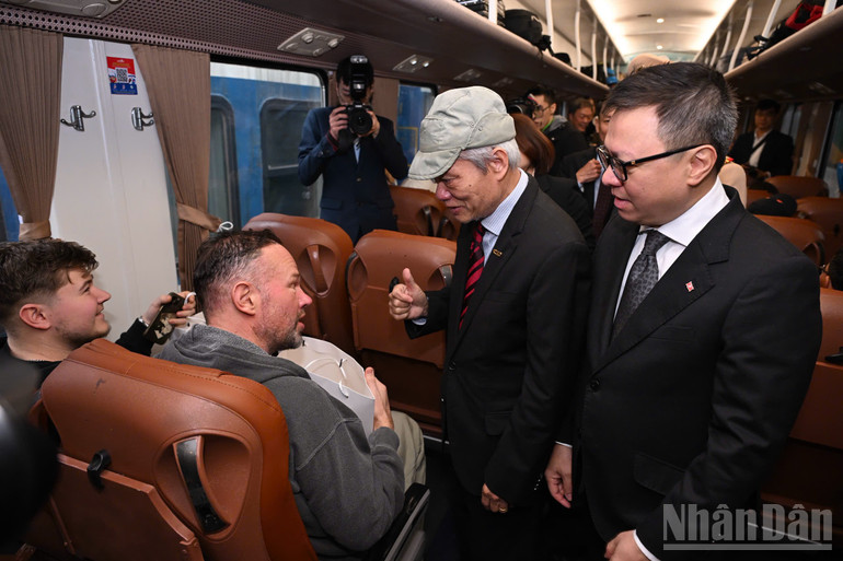 Báo Nhân Dân ra mắt 'Chuyến tàu hạnh phúc': Hành trình nhân văn chào Xuân mới- Ảnh 6.