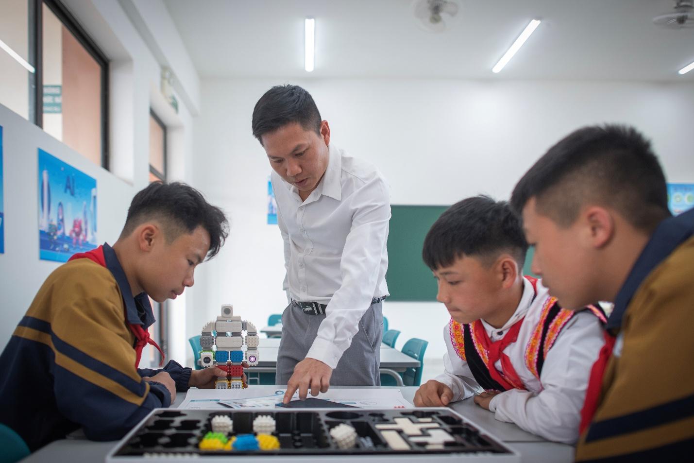 Sun Group cam kết đồng hành lâu dài và trao 2 tỷ đồng tài trợ trường liên cấp Si Pa Phìn, Điện Biên- Ảnh 4. A group of people in a classroom AI-generated content may be incorrect.