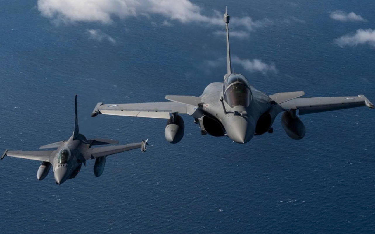 Rafale Pháp đối đầu Su-35 Nga: Cuộc so tài giữa công nghệ hiện đại và sức mạnh cơ động