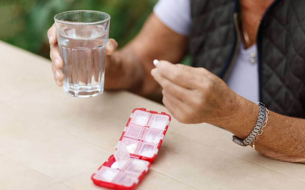 5 điều cần lưu ý khi dùng thuốc cho người cao tuổi dịp Tết 1 uong thuoc 1770040203402457168118 25 0 665 1024 crop 17700402069611580360926