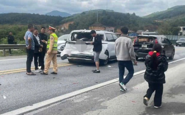 3 ô tô va chạm liên hoàn trên cao tốc Nội Bài – Lào Cai 